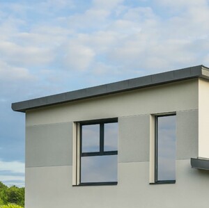 Plochá strecha ponúka nespočetné množstvo výhod, jednou z nich je minimálna údržba.
